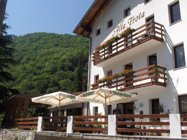 Albergo Alla Trota Pulfero Exterior foto
